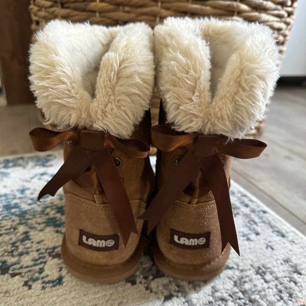 LAMO Little Girls Audrey Shearling-Lined Boots - Suede size 4